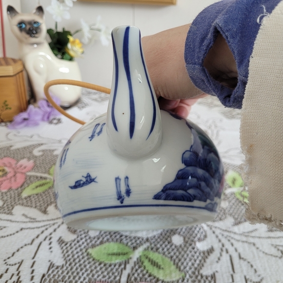 Vintage Blue and White Tea Pot with bamboo Handle Asian Theme - Picture 7 of 13